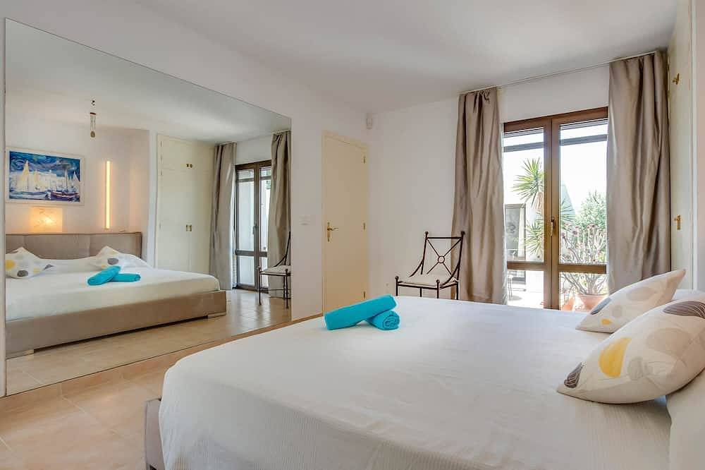 Fantastisk villa nær Ibiza by med panoramautsikt over sjøen og solnedgangen in Cap Martinet, Santa Eulària des Riu