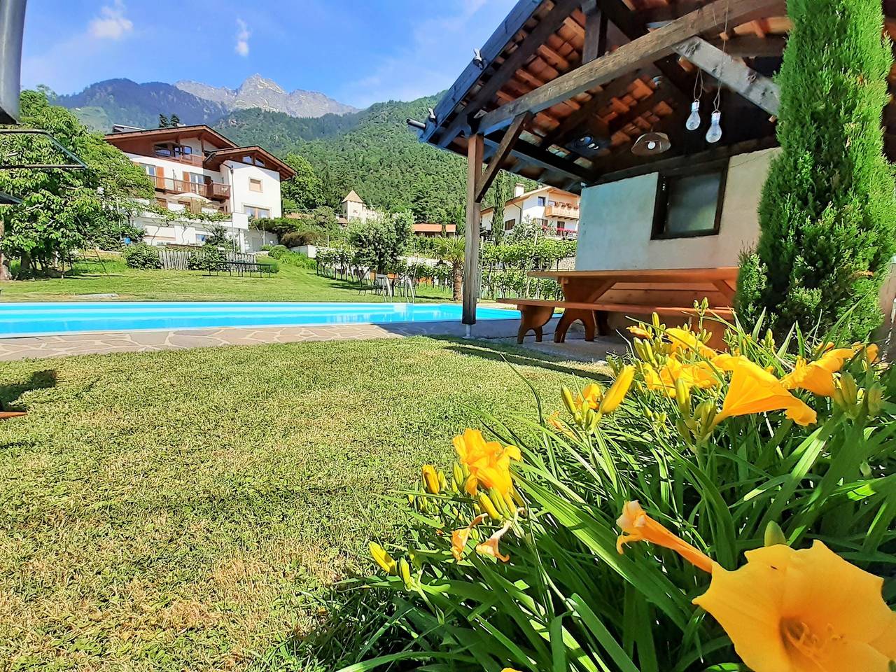 Agriturismo 'Fröhlichhof Pergola' con vista sulle montagne, piscina in comune e Wi-Fi in Plars di Mezzo, Lagundo