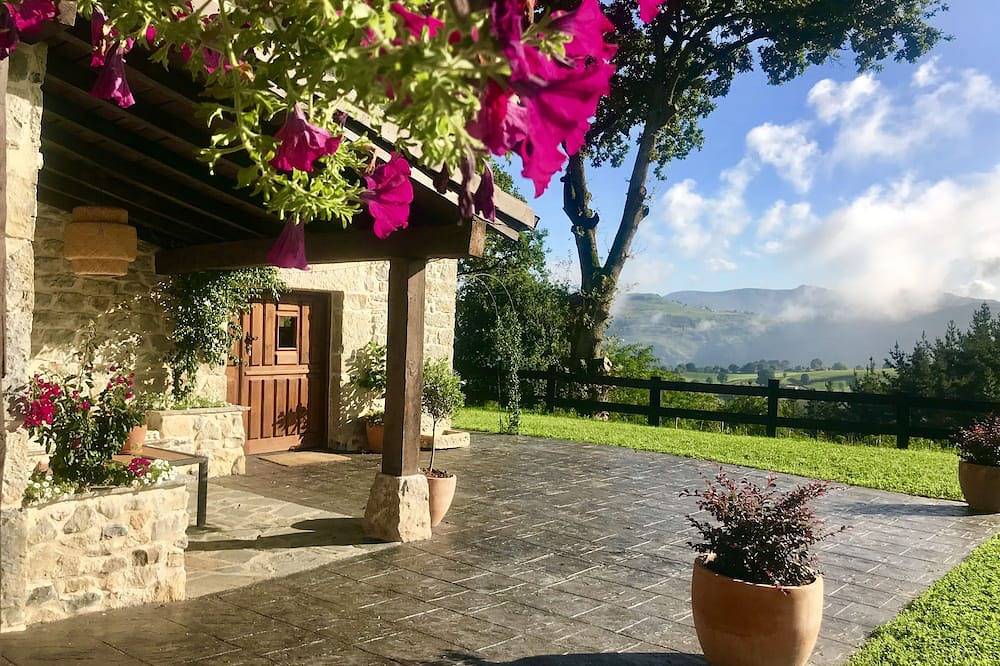 Casa Rural La Fontana de Pedroso, Descubre Cantabria y Cabarceno in Villacarriedo, Cordillera Cantábrica