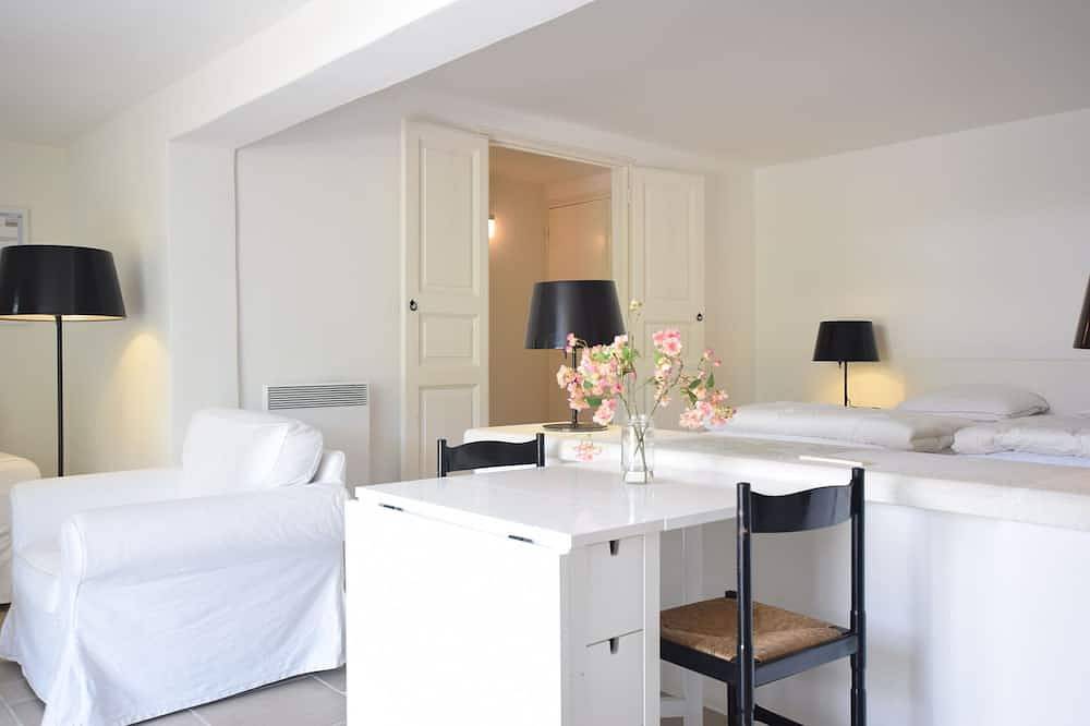 Entire apartment, Modern Terrace Stay Montbrun in Montbrun-les-Bains, Nyons region