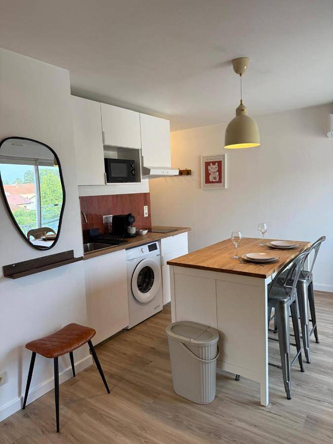 Appartement entier, Suite Ô Maé - Climatisé proche Village Outlet - Aéroport in La Verpillière, Région de La Tour-du-Pin