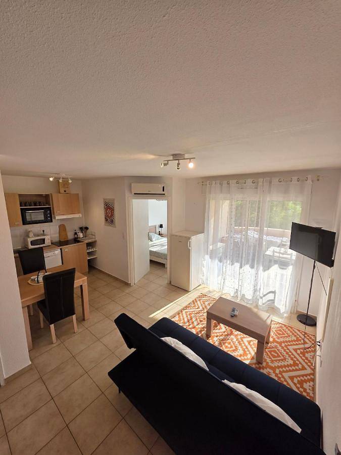 Appartement de vacances pour 4 personnes, avec piscine ainsi que vue et jardin