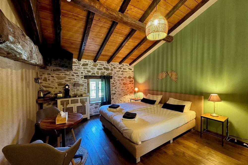 Appartement entier, Chambre \"L'Age\" - Deluxe Double ou Lits Jumeaux (n°9) in Rouzède, Charente