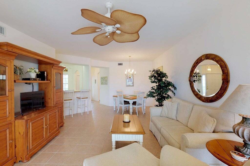 Ganze Wohnung, Schöne Einheit im Erdgeschoss, kostenloses Wlan, Social Club-Mitgliedschaft inbegriffen, Genießen Sie Country Club Living! in Fort Myers, Southwest Florida