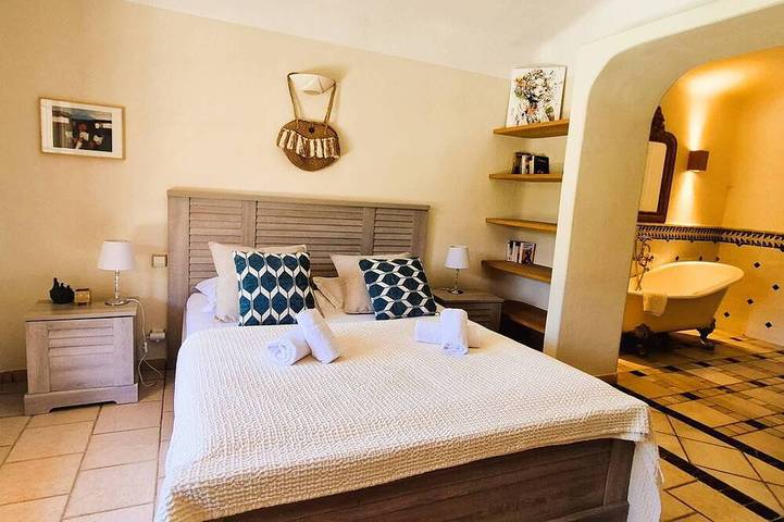 Location de vacances pour 14 personnes, avec jardin dans Sainte-Lucie de Porto-Vecchio - 2