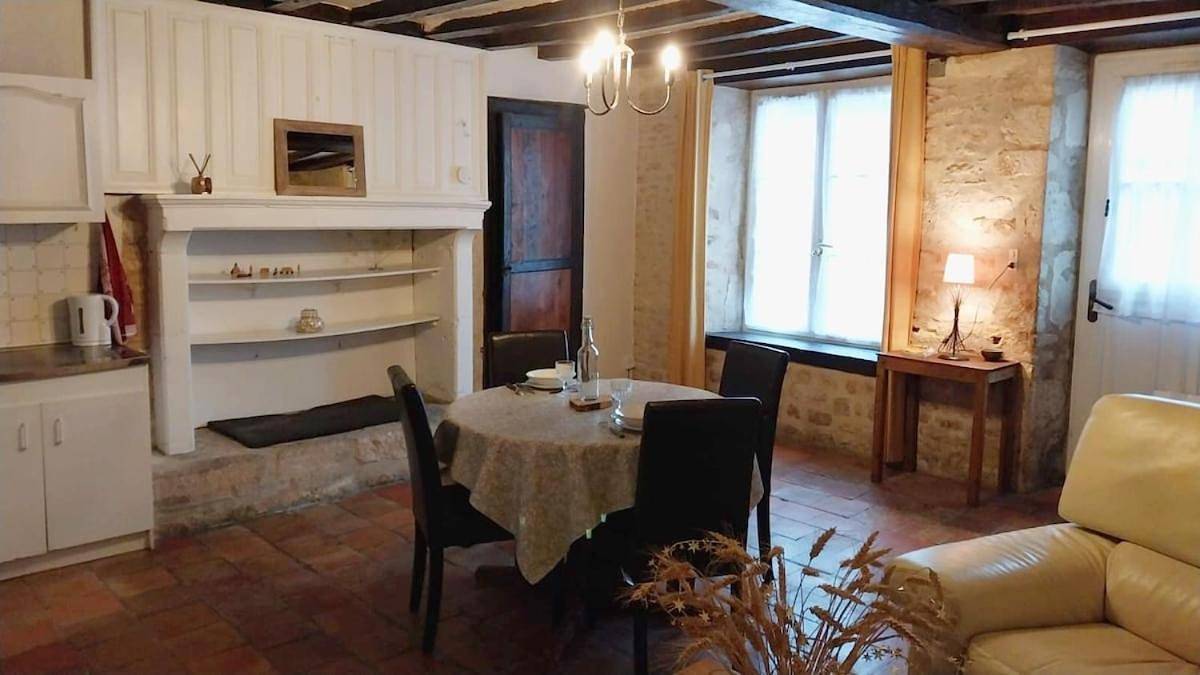Appartement entier, One-Bedroom Apartment in Bernay-Neuvy-en-Champagne, Sarthe