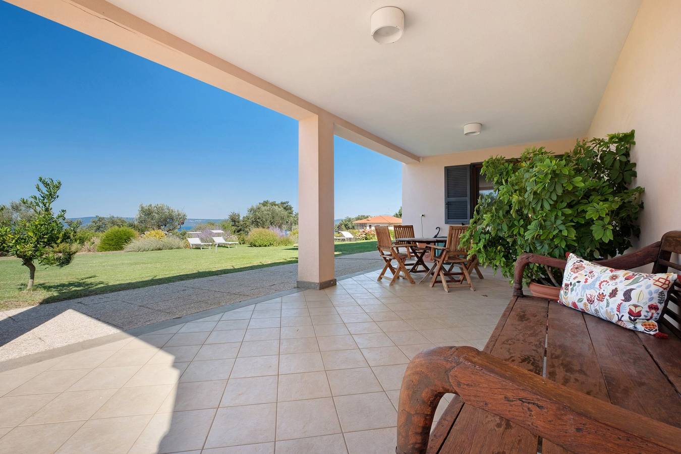Geheel appartement, Villa 'Luxury Apartment Lake View' met uitzicht op het meer, privéterras en Wi-Fi in Bolsena, Meer van Bolsena