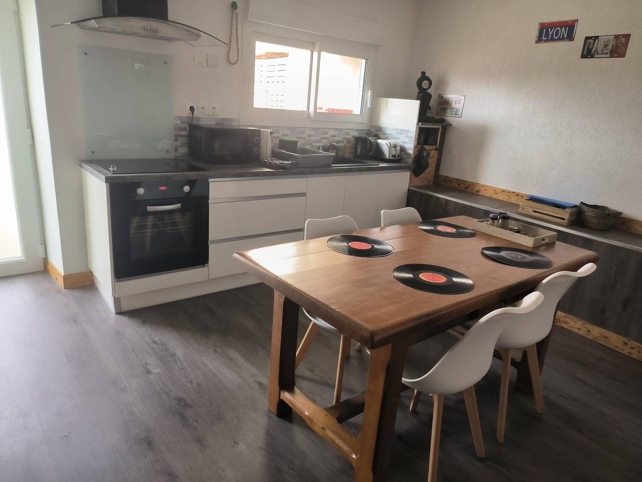 Entire apartment, Apartment "Chez Nono Et Vero" with Mountain View, Private Terrace and Wi-Fi in Vienne region