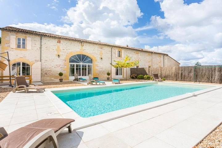 Location de vacances pour 8 personnes, avec vue et piscine à Saint-Avit-Saint-Nazaire