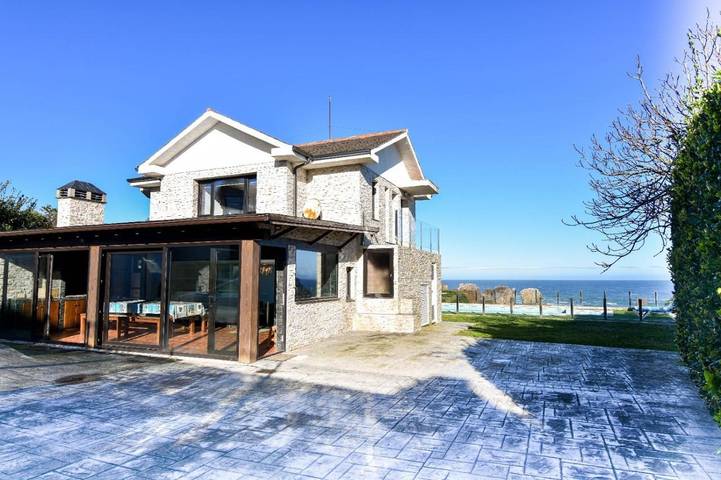 Chalet para 10 personas, con Balcón y Terraza además de Piscina y Vistas en Comarca de Santander - 2