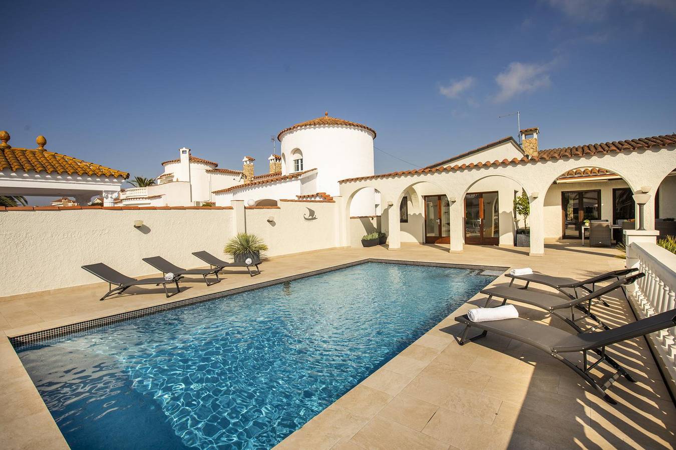 Fantastique villa au canal avec 5 chambres , piscine et amarre. in Empuriabrava, Haut-Ampurdan
