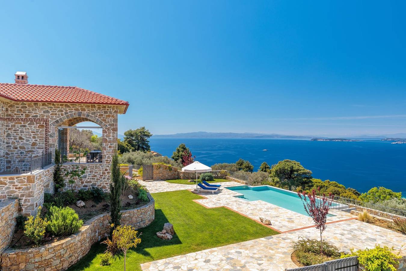 Villa Isyren, Divine Sea Views, Private Infinity Pool, Spacious Furnished Terrace, Skopelos in Sporades