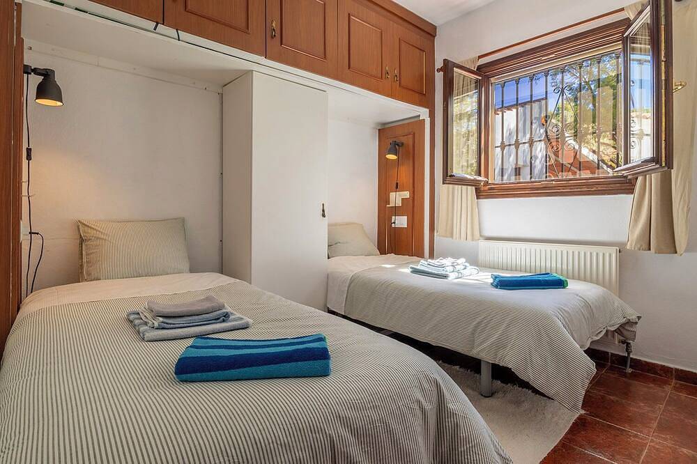 Luxury villa for 7 guests, pool and sea view with 3 acres of almond grove in Casabermeja, Provincia de Málaga