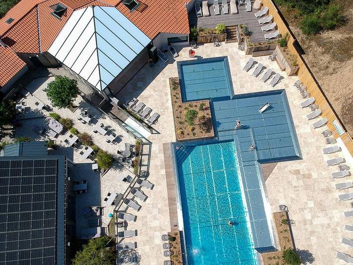 Camping pour 4 personnes, avec bassin pour enfant dans Vallée de la Loire