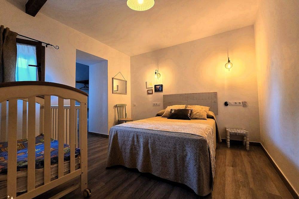 1h from Madrid wifi, bbc Private bathroom in Bedrooms Entre Acebedas rural house in Revenga, Segovia