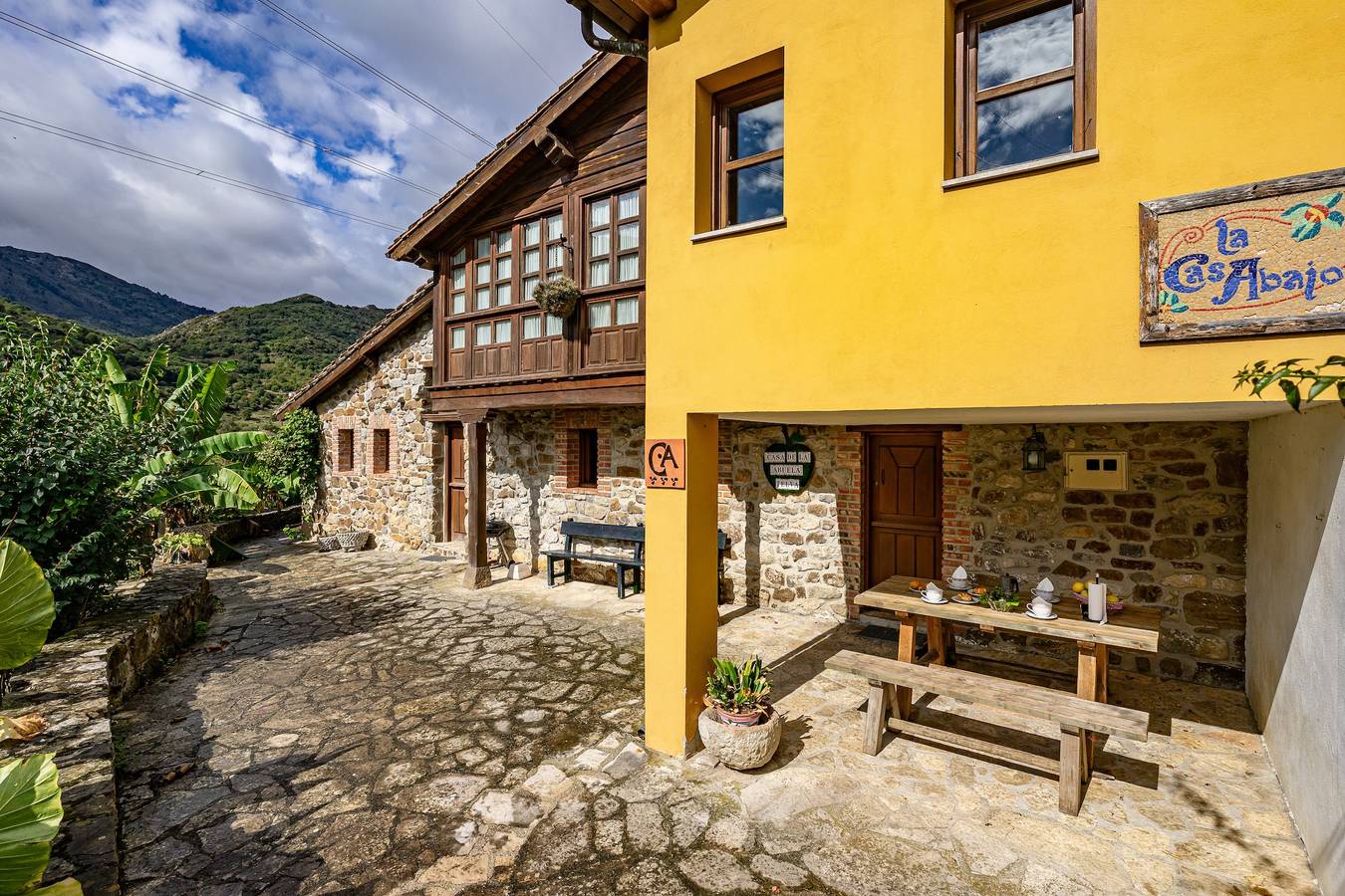 Country House 'Para Casa De Abajo' with Mountain Views, Private Terrace and Wi-Fi in Peñamellera Baja, Sierra del Cuera