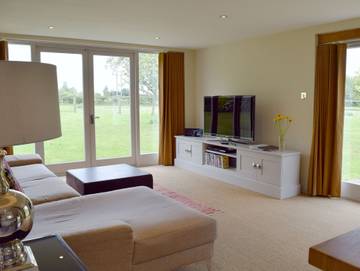 Log Cabin for 2 People in Ardleigh, Essex, Photo 2