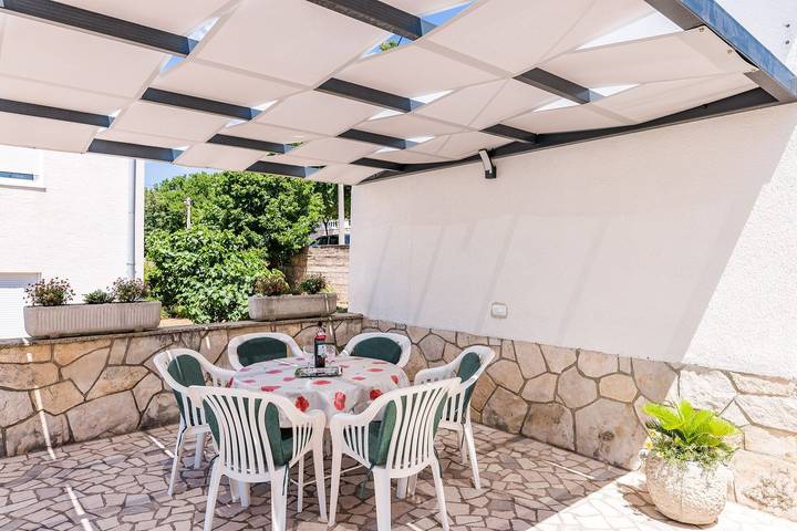 Ganze Wohnung, Hundefreundliches Apartment nur 500 Meter zum Strand mit Meerblick, Garten, Grill in Povile, Primorje-Gorski Kotar