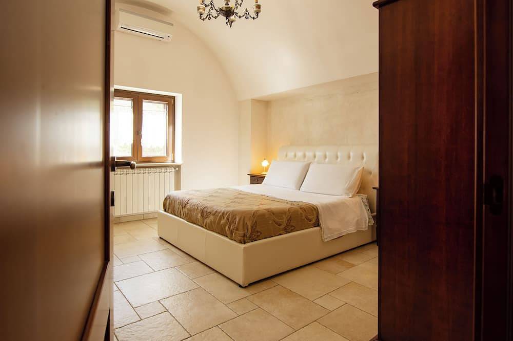 Cisternino-Trullie and Lamie: Grove in Valle D'Itria, \"L'Ulivo\" accommodation in Cisternino, Salento