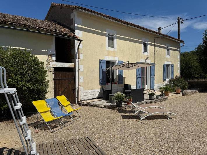 Location de vacances pour 13 personnes, avec jardin ainsi que piscine et terrasse à Saint-Macoux