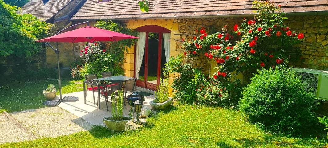 Gîte pour 2 personnes, avec piscine ainsi que jardin et vue, animaux acceptés à Saint-Julien-de-Lampon