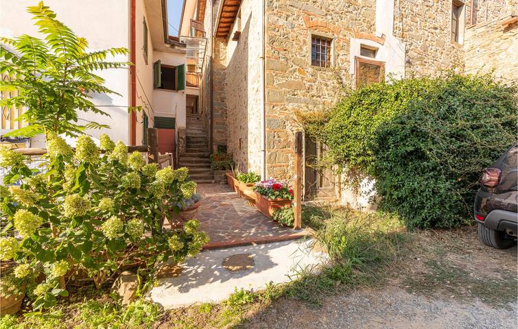 Agriturismo per 8 persone, con giardino e piscina, con animali domestici in Provincia di Pistoia