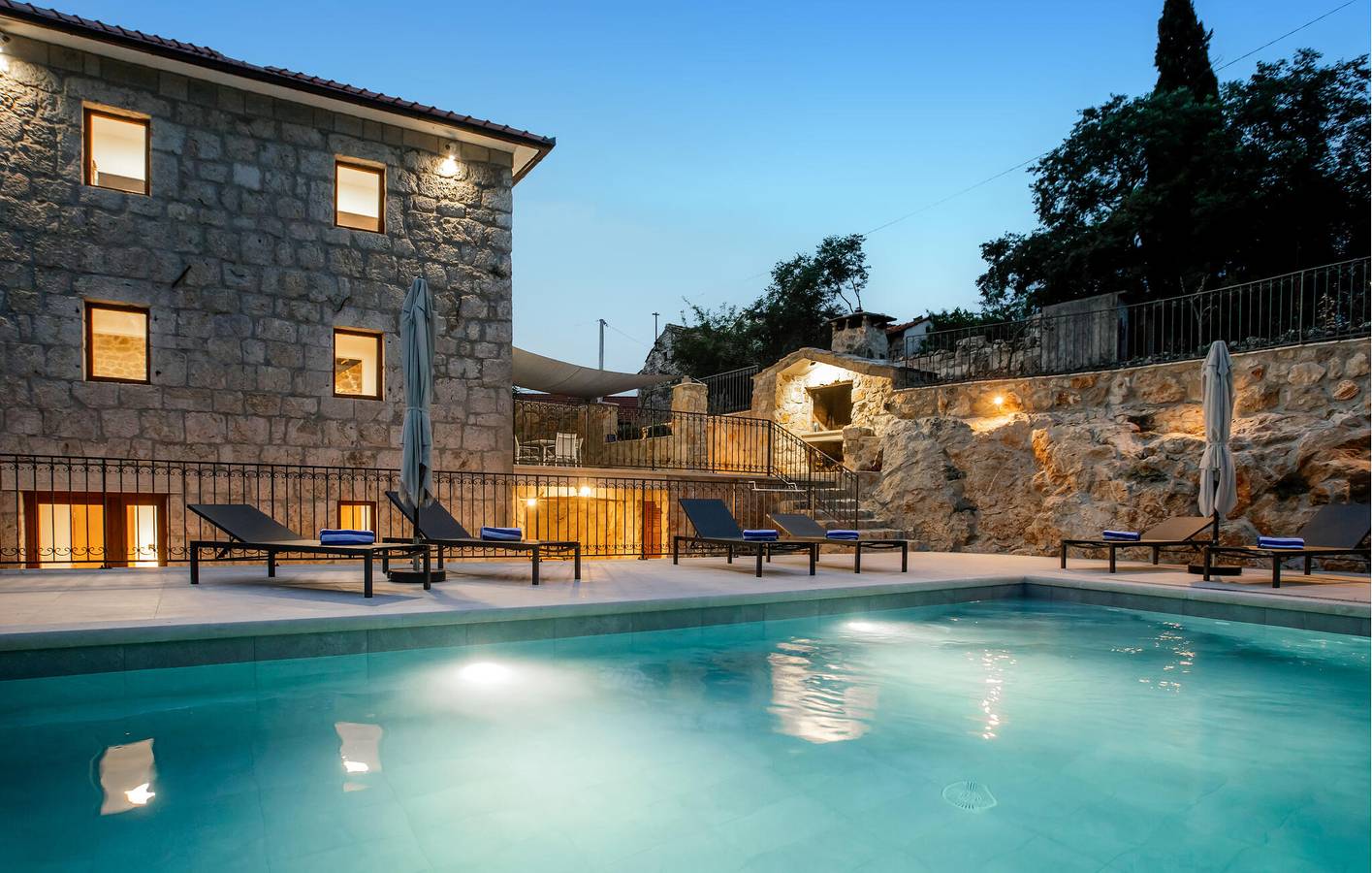 Geräumige Ferienwohnung mit Pool, WLAN, Küche und Parkplatz in Runović (Split-Dalmatien), Imotski