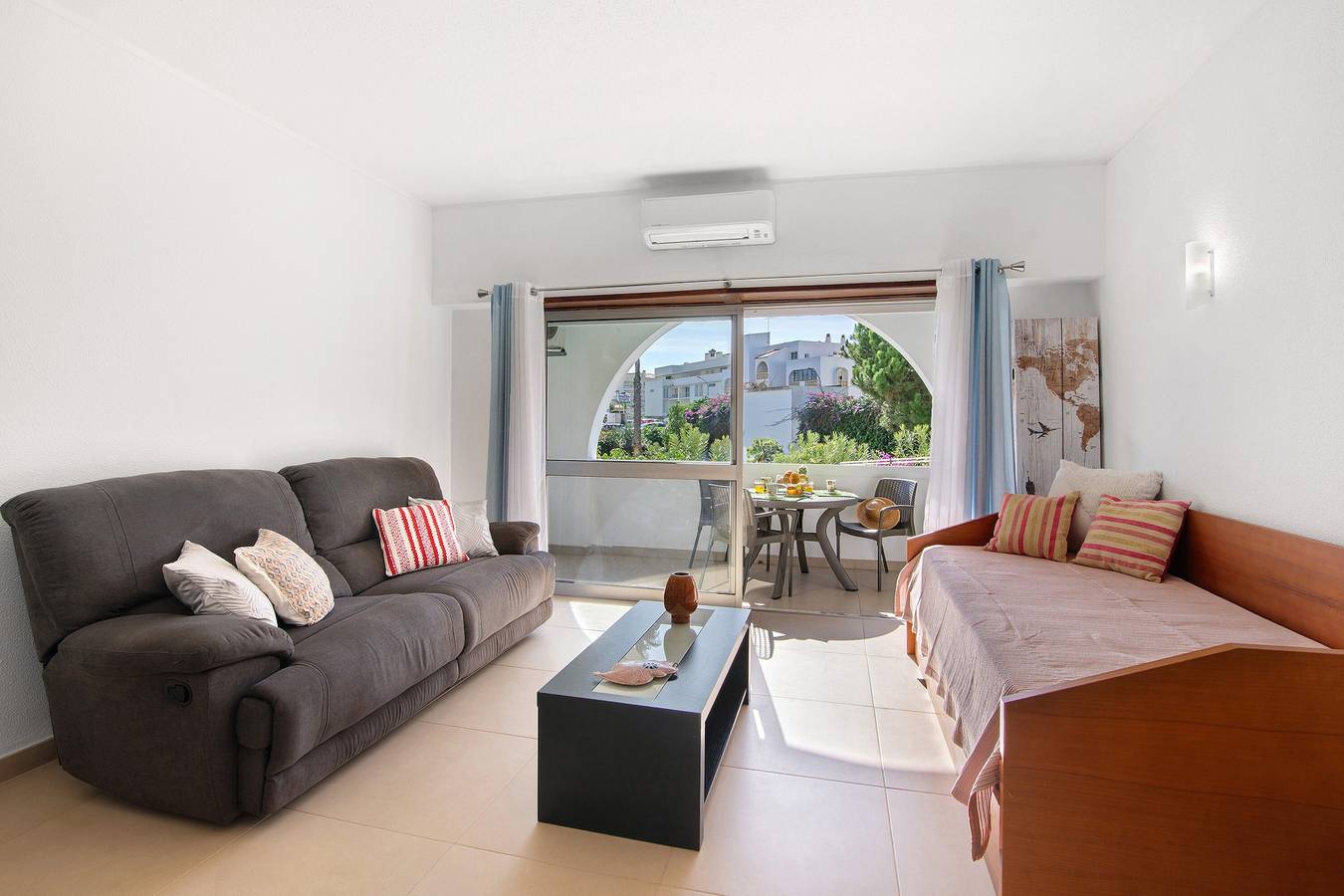 Apartamento inteiro, Apartamento 'Dita' com piscina partilhada, Wi-Fi e ar condicionado in Albufeira, Distrito de Faro