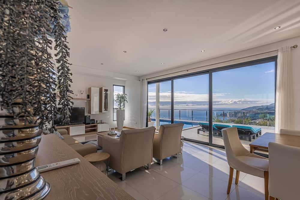 Haus auf der Blumeninsel zwischen Himmel und Meer. Aussergewöhnliche Sichten in Pináculo, Ribeira Brava