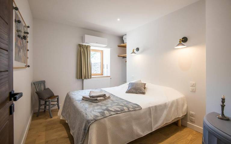 Location de vacances pour 4 personnes, avec Balcon et Jacuzzi ainsi que Terrasse et Jardin à Salles-Curan - 4