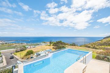 Gîte pour 10 personnes, avec piscine et jardin à Caniçal