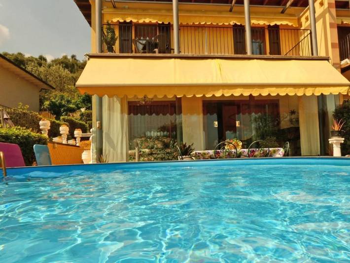 Ferienhaus für 6 Personen, mit Balkon und Whirlpool sowie Terrasse und Garten in Polpenazze del Garda