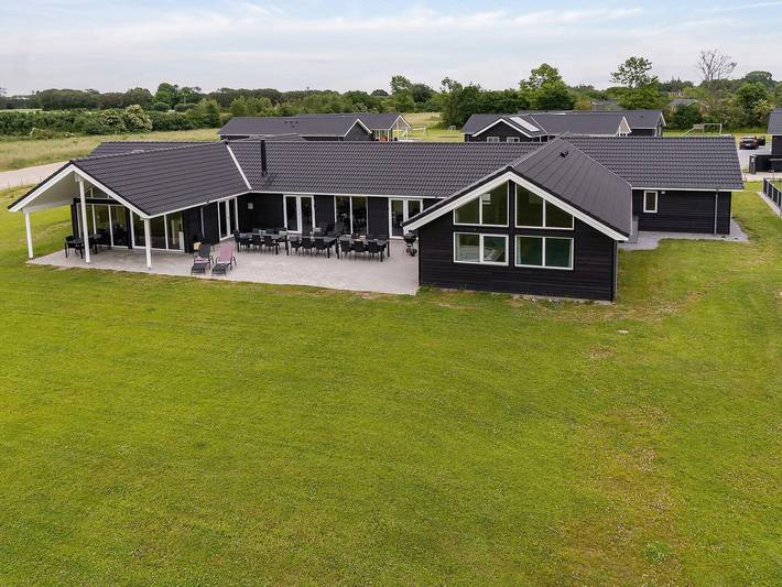 Ferieudlejning for 30 personer, med Terrasse og Have såvel som Pool og Sauna i Grenaa
