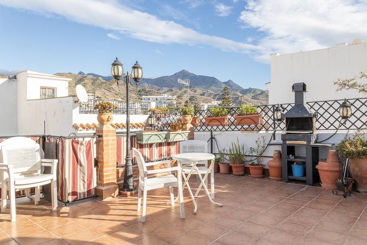 Entire apartment, Cozy Apartment with Sunny Patio, Barbecue, Wi-Fi & Air Conditioning in Nerja, Cordillera Penibética