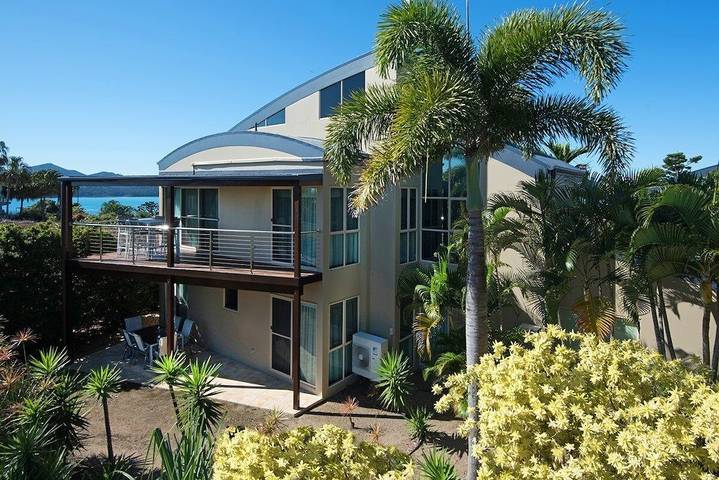 Holiday home for 10 people, with garden and pool as well as balcony in Hamilton Island