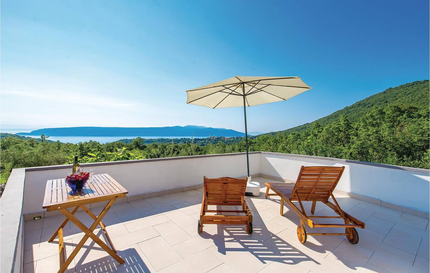 Reizende 2-Zimmer-Wohnung mit Pool, Terrasse und WLAN – 1,5 km vom Strand von Brsec entfernt in Moscenicka Draga, Primorje-Gorski Kotar