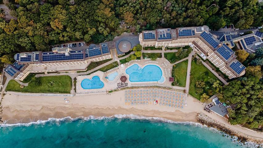 Resort para 3 personas, con vistas y piscina además de jardín y piscina para niños - 1