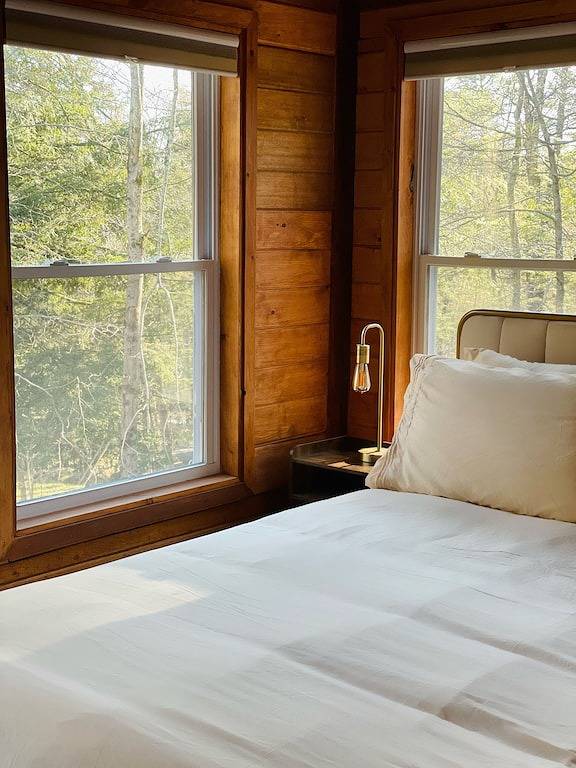 Charming Cottage with Jacuzzi, Fire Pit and Access to Nearby Lakes! in Smallwood, Sullivan County