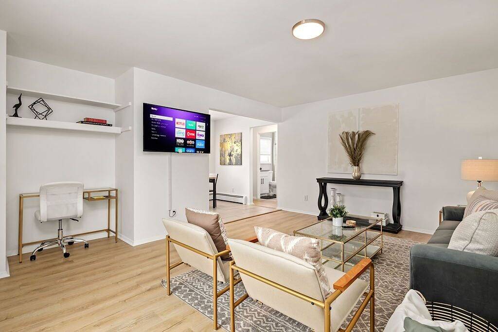 Ganze Wohnung, 2nd Floor, Corner unit ft. King Bed + Workspace in Mount Clemens, Lake St. Clair