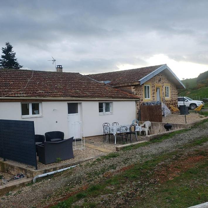 Gîte pour 5 personnes, avec vue et terrasse à Pont-Trambouze