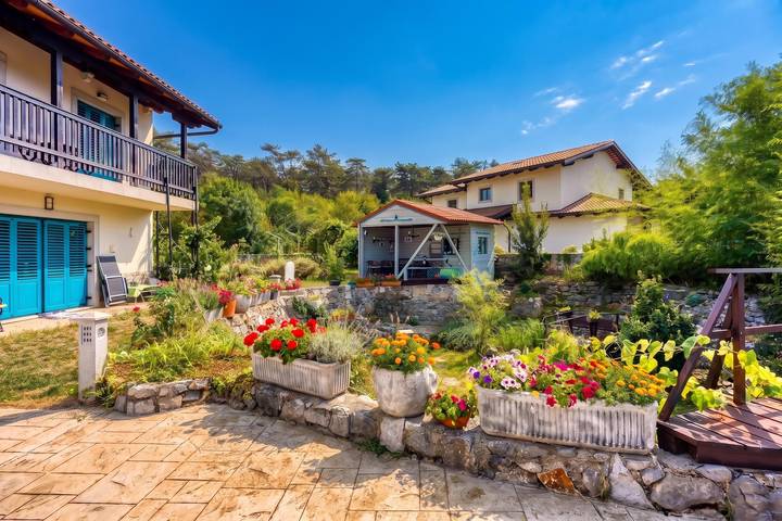 Ganze Wohnung, Villa Salamander Suite - Garden & Ev charger in Komein, Küste und Karst