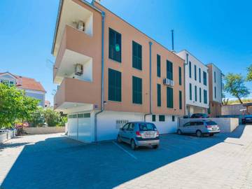 Ferienwohnung für 4 Personen, mit Balkon und Meerblick sowie Ausblick in Nin