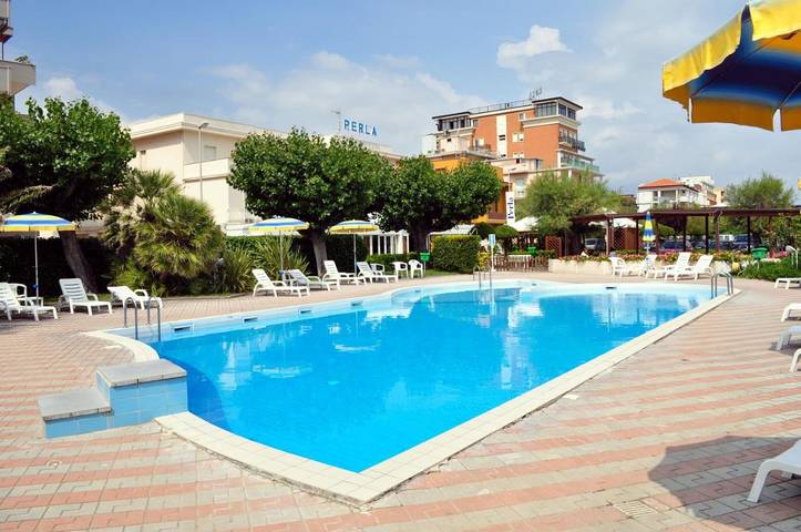Hôtel pour 3 personnes, avec piscine ainsi que bassin pour enfant et jardin