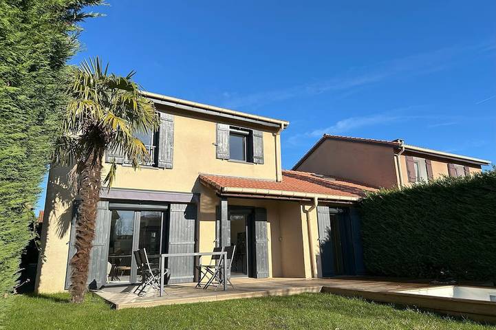 Location de vacances pour 8 personnes, avec Terrasse et Jardin à Saint-Genis-les-Ollières