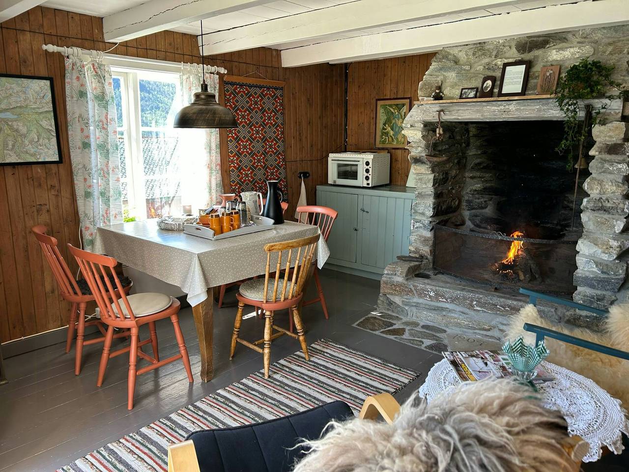 Historischer Kamin im malerischen Isfjord in Rauma (Norwegen), Nördliches Fjordnorwegen