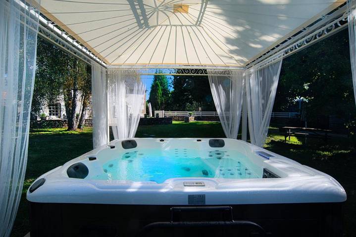 Location de vacances pour 8 personnes, avec Jacuzzi ainsi que Terrasse et Jardin à Lanobre