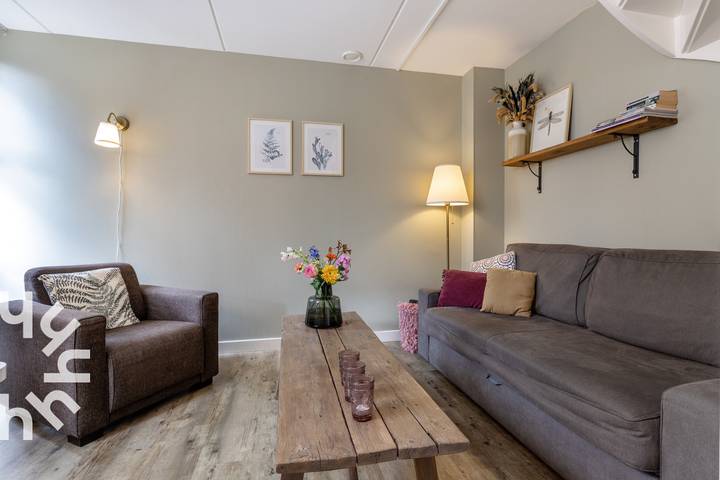 Ganze Wohnung, Ruhige 2-Bett-Wohnung mit botanischen Elementen und grüner Wand in Blokzijl in Blokzijl, Nationalpark Weerribben-Wieden