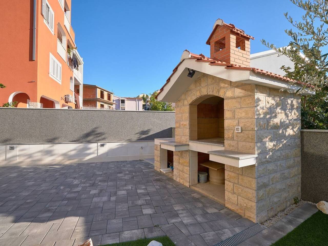 Appartement entier, M Charmante Wohnung mit Gemeinschaftspool in Grljevac (Podstrana), Podstrana