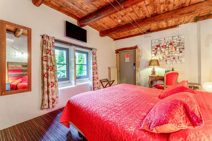 Corail Room with Shared Pool, Wi-Fi & Air Conditioning in Collias, Nimes region