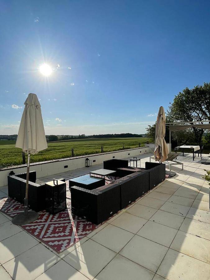 Location de vacances pour 9 personnes, avec Terrasse et Jardin ainsi que Piscine et Vue sur le lac à Chêne-Arnoult